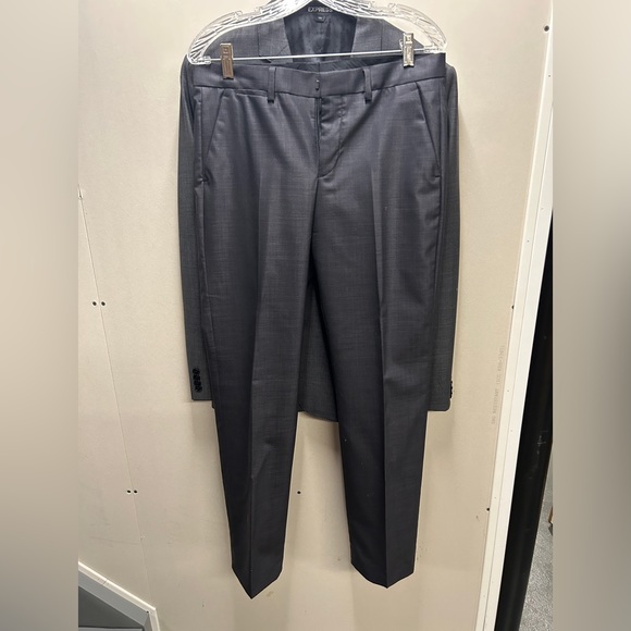 Express Suit - Picture 4 of 10
